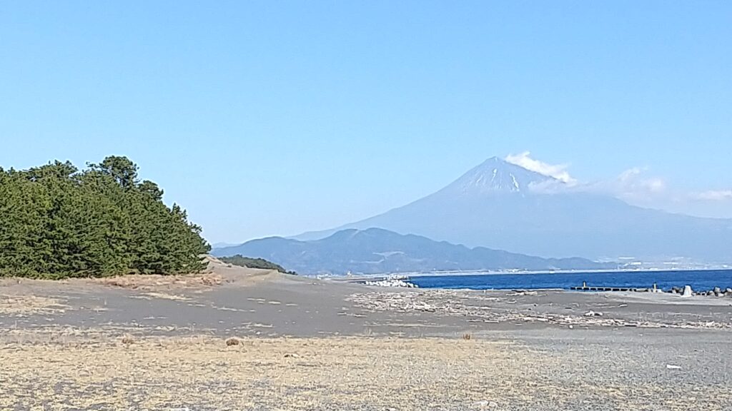 三保の松原から望む富士山